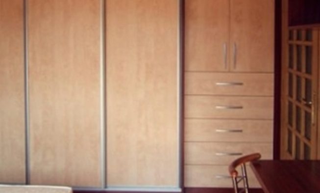 В больших помещениях можно оборудовать длинные шкафы купе , В больших помещениях можно оборудовать длинные шкафы купе